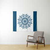 Blaues geometrisches Mandala weißer Hintergrund Wandteppich (Beispiel (Horizontal))