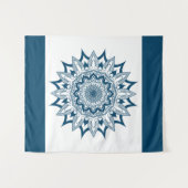 Blaues geometrisches Mandala weißer Hintergrund Wandteppich (Vorderseite (Horizontal))