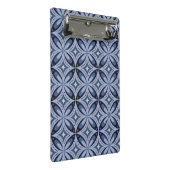 Blaues geometrisches Muster im Retro-Stil Mini Klemmbrett (Schrägansicht)