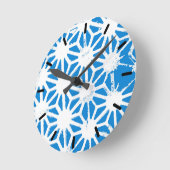 Blaues geometrisches Muster Runde Wanduhr (Winkel)