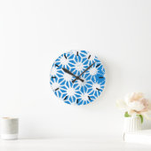 Blaues geometrisches Muster Runde Wanduhr (Zuhause)