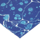 Blaues gepunktetes Vintages Marmorn mit weißen Tischdecke (Schrägansicht)