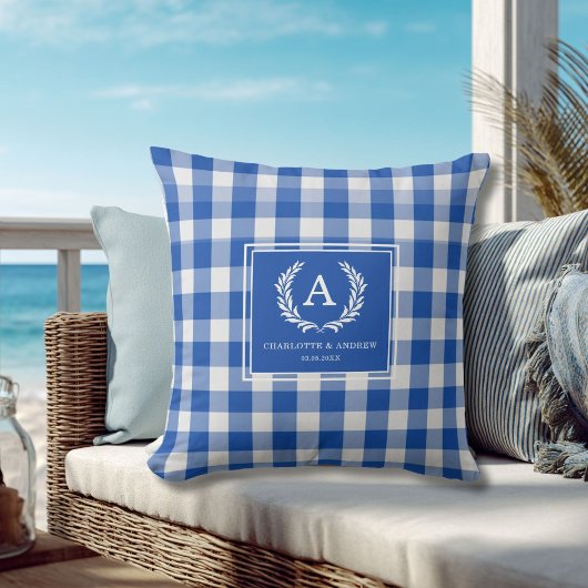 Blaues Gingham Monogrammwappen Kissen