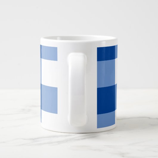 Blaues Gingham-Muster Jumbo-Tasse (Rückseite)