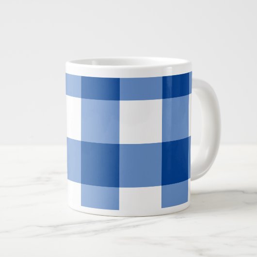 Blaues Gingham-Muster Jumbo-Tasse (Vorderseite Rechts)