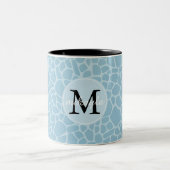 Blaues Giraffen-Druck-Monogramm Zweifarbige Tasse (Mittel)