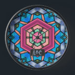 Blaues Glas Art Deco Vintage Paare Uhr<br><div class="desc">Vintager Stil,  der sich aus dem goldenen Zeitalter des Art Déco zurückzieht,  mit blauen Texturen und Buntglas,  die einen dekorativen zentralen rosa Bereich umgeben. Sie können ein paar Initialen / Mongramme hinzufügen,  um dieses romantische Design zu vervollständigen,  das ideal für Hochzeiten oder neue Zuhause-Geschenke ist.</div>
