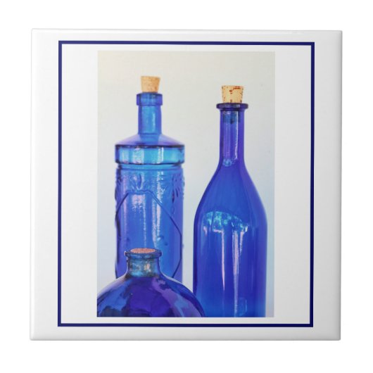 Blaues Glas Korkierte Flaschen Fliese (Vorderseite)