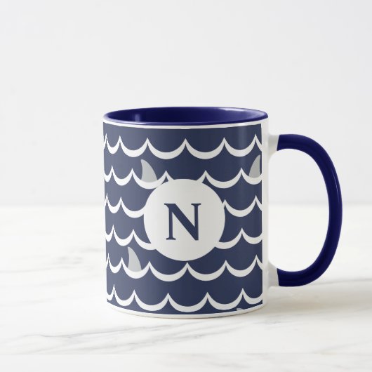 Blaues Hai-Fin-Monogramm-Tasse Tasse (Rechts)