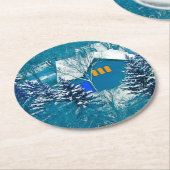 Blaues Haus im Winterwald Runder Pappuntersetzer (Angewinkelt)