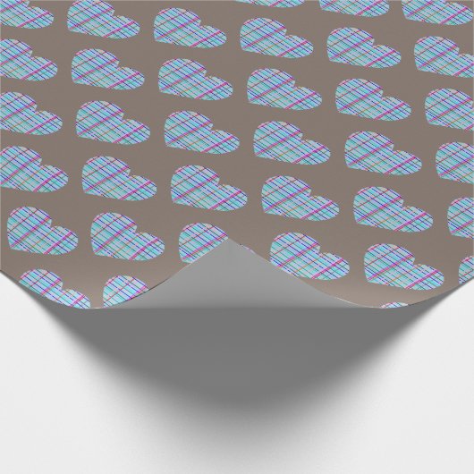 Blaues Herz-Muster auf dunkelschokoladenbraun Geschenkpapier (Ecke)