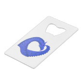 Blaues Herzdrachen in Weiß Kreditkarten Flaschenöffner (Vorderseite Schrägansicht)