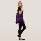 Blaues Hexagon gemischt mit überlappenden roten Ku Tasche (Am Model)