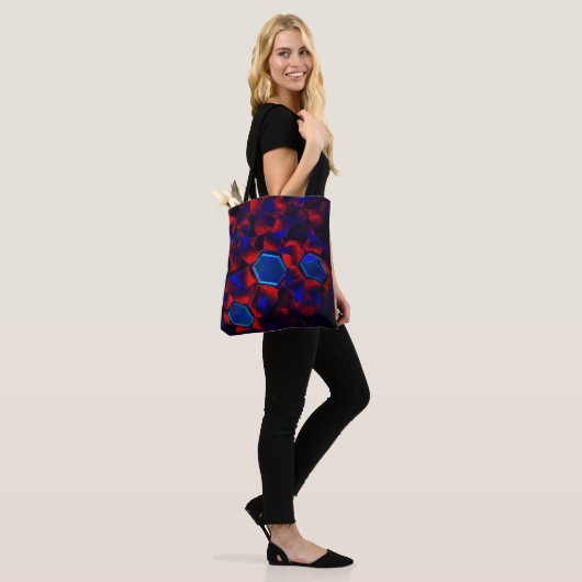 Blaues Hexagon gemischt mit überlappenden roten Ku Tasche (Am Model)