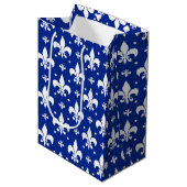 Blaues Hintergrund Fleur-de-lis-Muster Mittlere Geschenktüte (Vorderseite Schrägansicht)