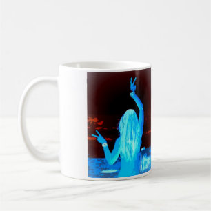 Blaues Hippie-Mädchen, das sich auf Friedenszeich Kaffeetasse