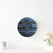 Blaues hölzernes Kreuz Runde Wanduhr (Zuhause)
