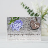Blaues Hydrangea & Herz auf Holzhochzeit RSVP Karte (Stehend Vorderseite)