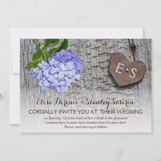 Blaues Hydrangea & Herz, Monogramm auf Holzhochzei Einladung (Vorderseite)