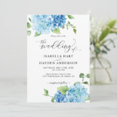 Blaues Hydrangea in einer QR-Blumenhochzeit Einladung (Stehend Vorderseite)