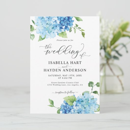 Blaues Hydrangea in einer QR-Blumenhochzeit Einladung (Stehend Vorderseite)