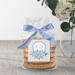 Blaues Hydrangea Monogramm Wappen mit Streifen Bev Quadratischer Aufkleber<br><div class="desc">Dieses schöne Design zeigt Ihren eigenen Text in der Aquarell lackierten Wappen mit einem Band und Hydrangeas. Fügen Sie Ihre Informationen mithilfe des Vorlagenformulars hinzu.</div>