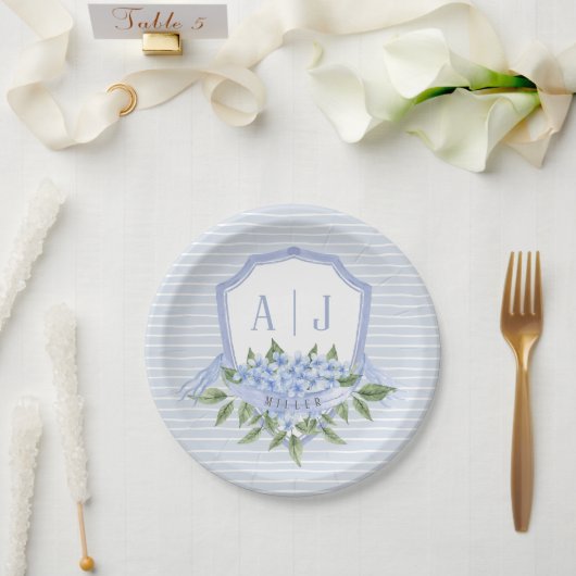 Blaues Hydrangea Monogramm Wappen mit Streifen Pappteller (Hochzeit)