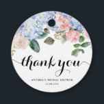 Blaues Hydrangea und rosa Rose Brautparty Geschenkanhänger<br><div class="desc">Feiern Sie den besonderen Tag Ihres kleinen mit einer personalisierten Touch mit unserem individuell gestaltbaren Brautparty mit Blumenmotiven. Dieses botanische Design zeichnet sich durch delikate Aquarellblauen Hydrangeas, weiche Elfenbein- und Rosenrosen sowie ruhige Eukalyptus-Blätter aus und schafft so einen zeitlosen Look. Ideal, um eine blumengeschmückte Touch hinzuzufügen, um Notizen, Gastgeschenke oder...</div>