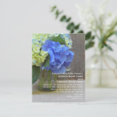 Blaues Hydrangeas in einer Mason Jar Hochzeit Einladung (Stehend Vorderseite)