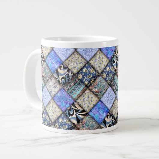 Blaues Imitat-Patchwork-Quiltmuster Jumbo-Tasse (Vorderseite Links)