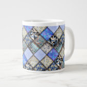 Blaues Imitat-Patchwork-Quiltmuster Jumbo-Tasse (Vorderseite Rechts)