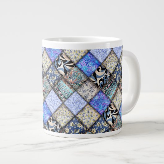 Blaues Imitat-Patchwork-Quiltmuster Jumbo-Tasse (Vorderseite Rechts)