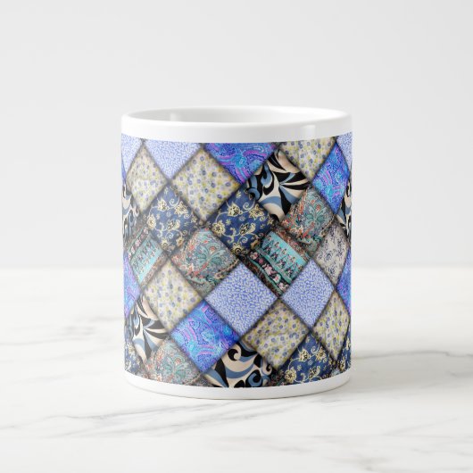 Blaues Imitat-Patchwork-Quiltmuster Jumbo-Tasse (Vorderseite)