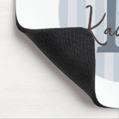 Blaues individuelles gestreiftes Kreis-Monogramm Mousepad (Ecke)
