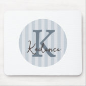 Blaues individuelles gestreiftes Kreis-Monogramm Mousepad (Vorne)