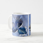 Blaues Jay in der Flug-Tasse Kaffeetasse (Vorderseite Links)