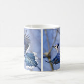 Blaues Jay in der Flug-Tasse Kaffeetasse (Mittel)