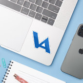 Blaues klassisches minimales Buchstabe VA Monogram Aufkleber (Laptop mit iPhone)