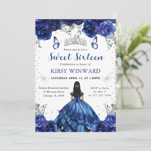 Blaues Kleid Schwarze Haare Prinzessin Sweet 16 Einladung (Stehend Vorderseite)
