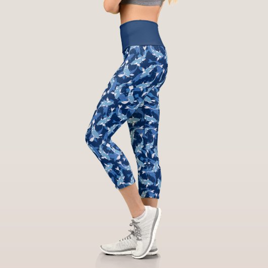 Blaues Koi-Fischmuster Capri Leggings (Links)