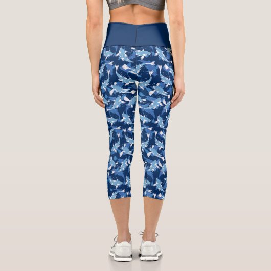 Blaues Koi-Fischmuster Capri Leggings (Rückseite)