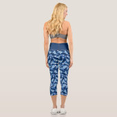 Blaues Koi-Fischmuster Capri Leggings (Rückseite)