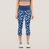 Blaues Koi-Fischmuster Capri Leggings (Vorderseite)
