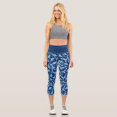 Blaues Koi-Fischmuster Capri Leggings (Vorderseite)