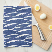 Blaues Küchentuch mit anschaulichen Wellenmuster (Viertel Falte)
