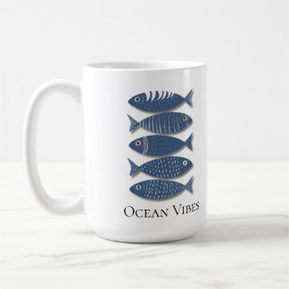 Blaues Küstenfisch-Muster im Beige-Hintergrund Kaffeetasse