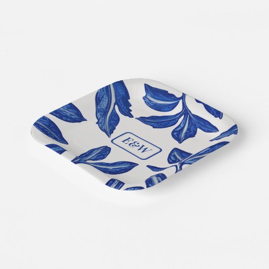 Blaues Leaf-Pottery-Motiv mit gepaarten Initialen Pappteller (Gewinkelt)