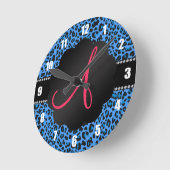 Blaues Leopardmuster des Monogramms Runde Wanduhr (Winkel)