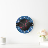 Blaues Leopardmuster des Monogramms Runde Wanduhr (Zuhause)