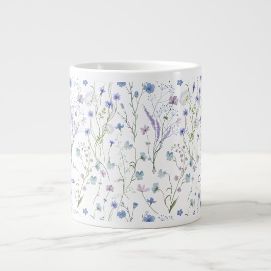 Blaues Lila Hübsches Wildblume Blumenmuster Jumbo-Tasse (Vorderseite)